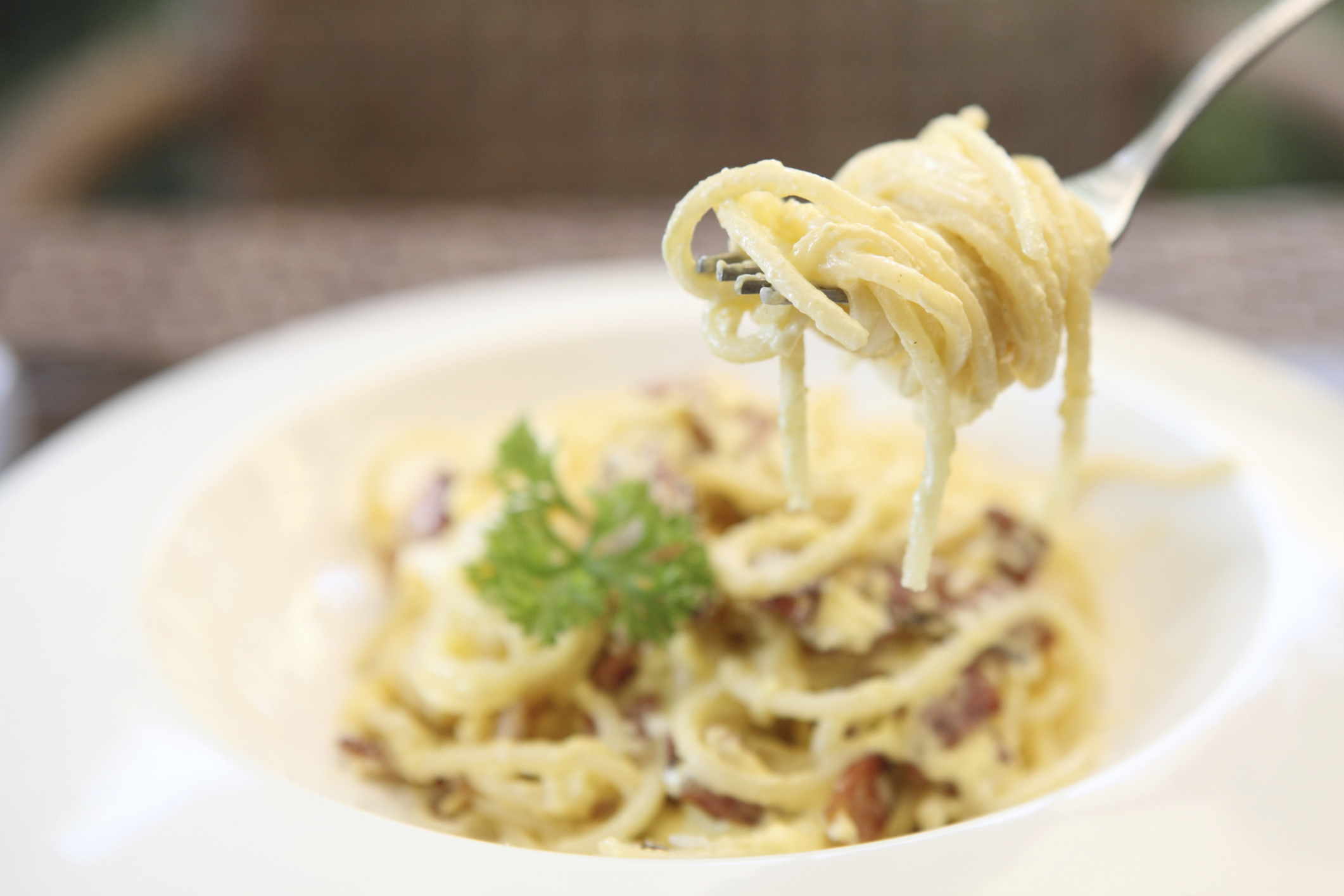 Espaguetis a la carbonara con gruyére