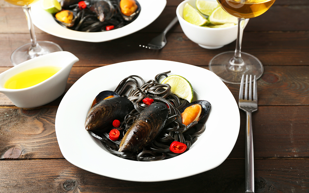 Espaguetis negros con mejillones y chile