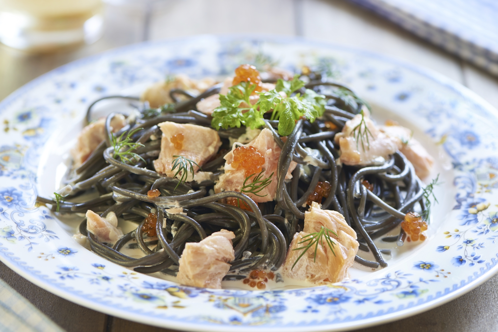 Espaguetis negros con gambas y salmón