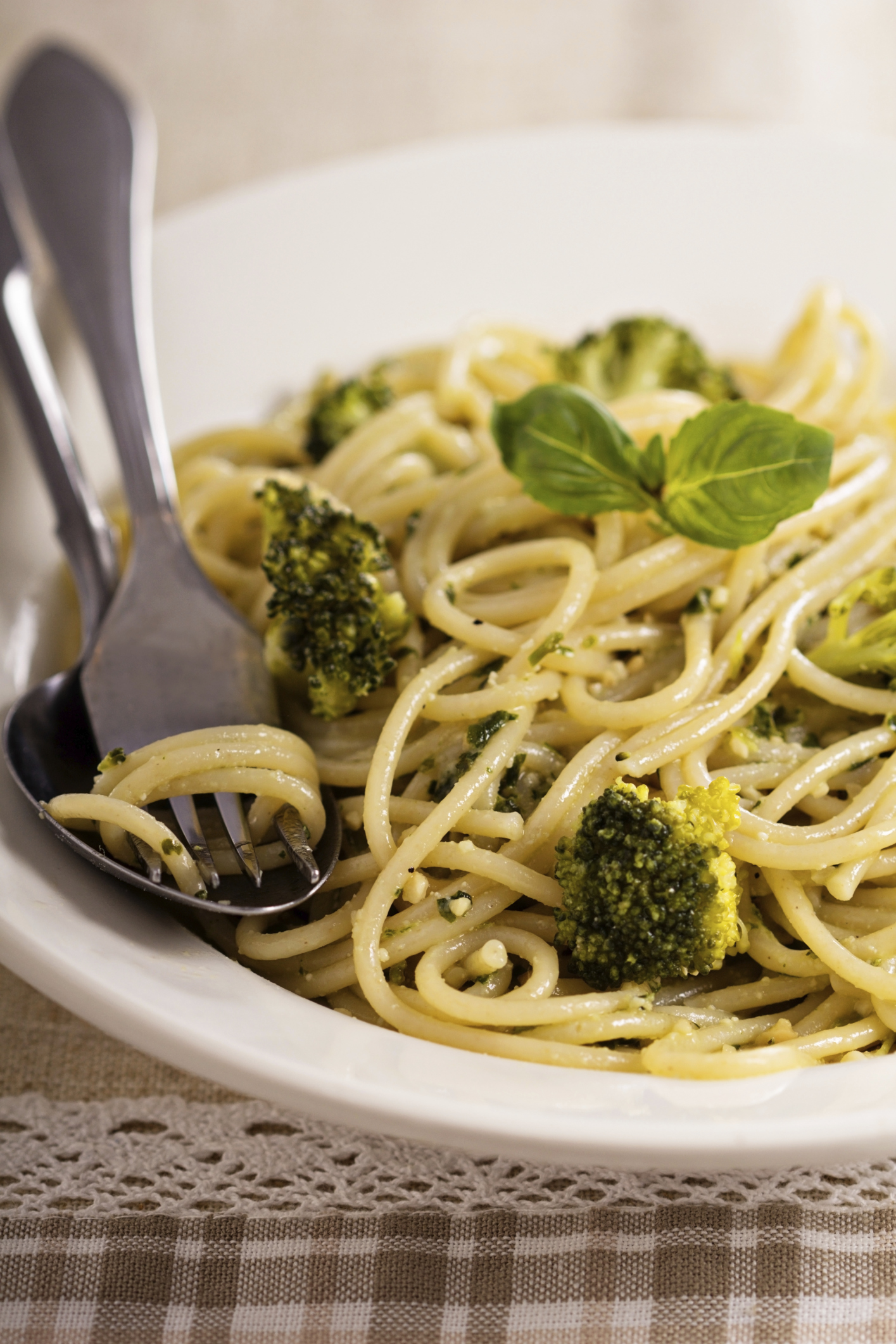 Espaguetti con brócoli y nueces