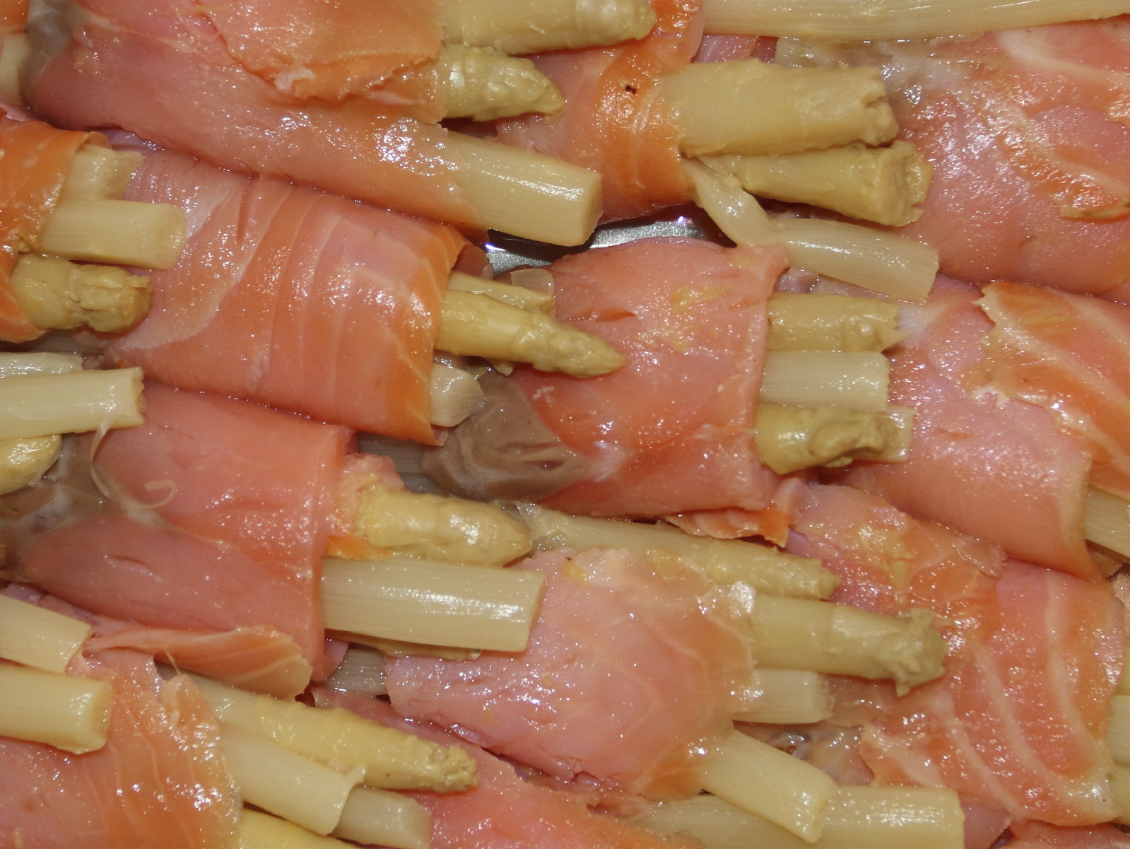Espárragos envueltos en salmón ahumado