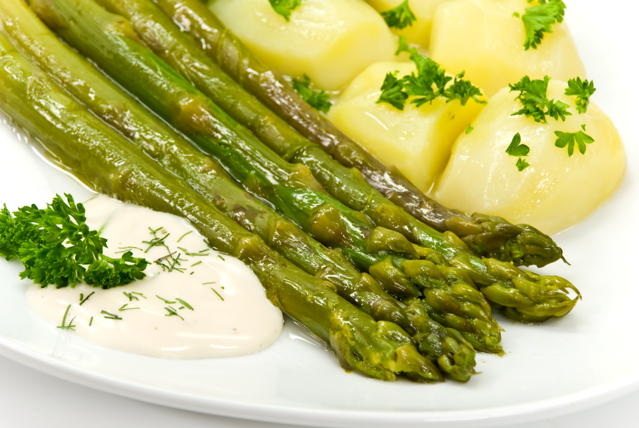 Espárragos verdes con patatitas nuevas