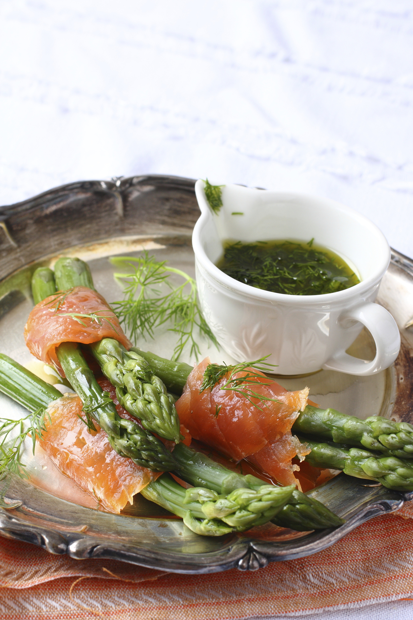 Espárragos con salmón y salsa de eneldo