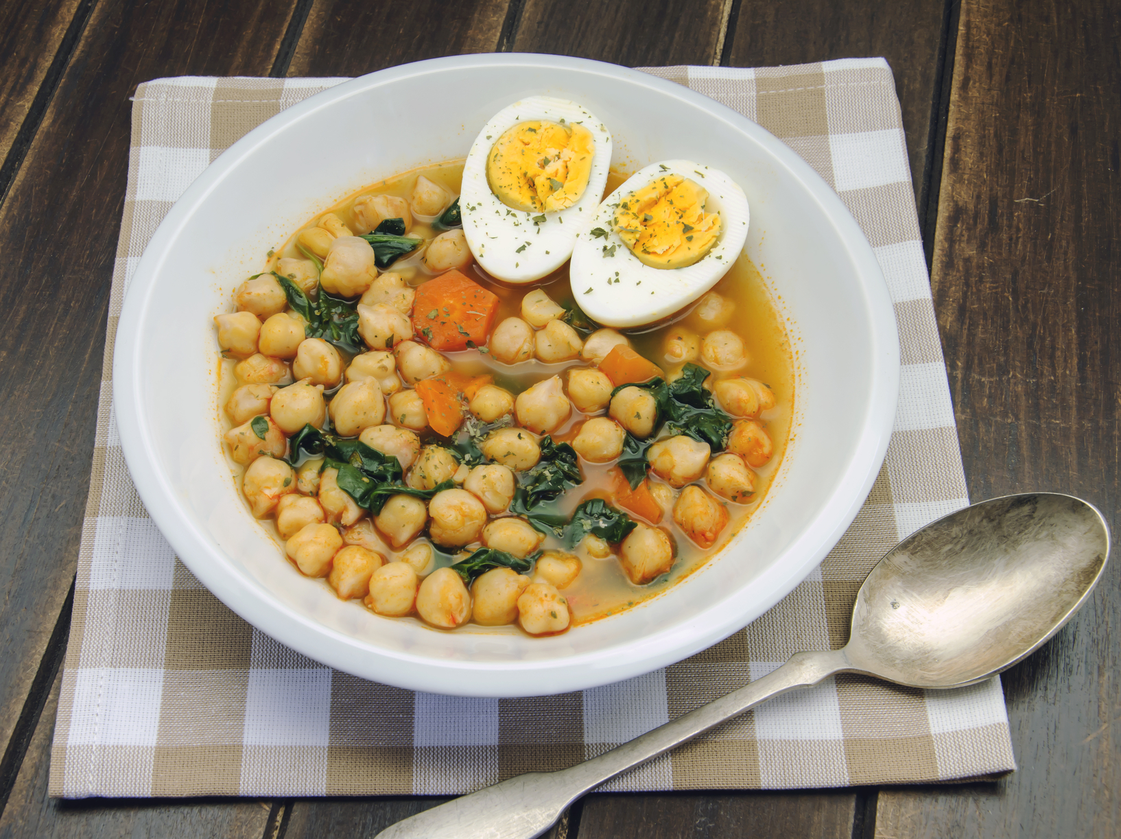 Espinacas con garbanzos y huevo