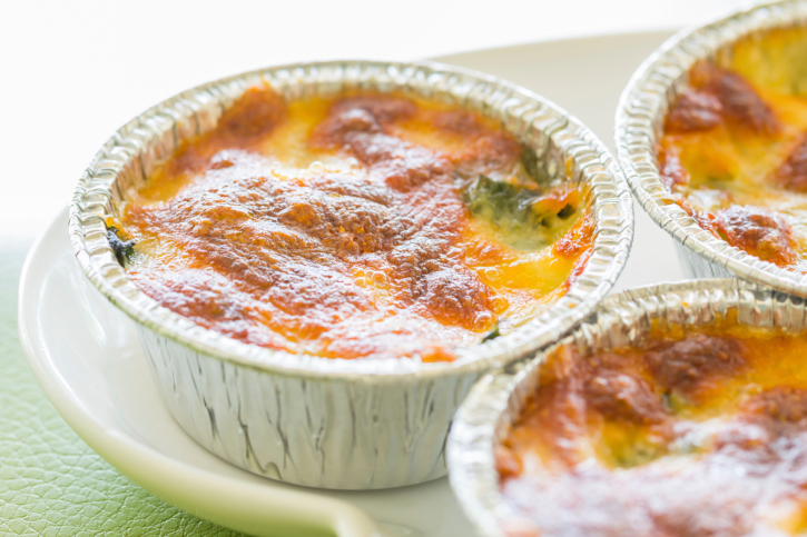 Espinacas gratinadas con piñones y uvas pasas