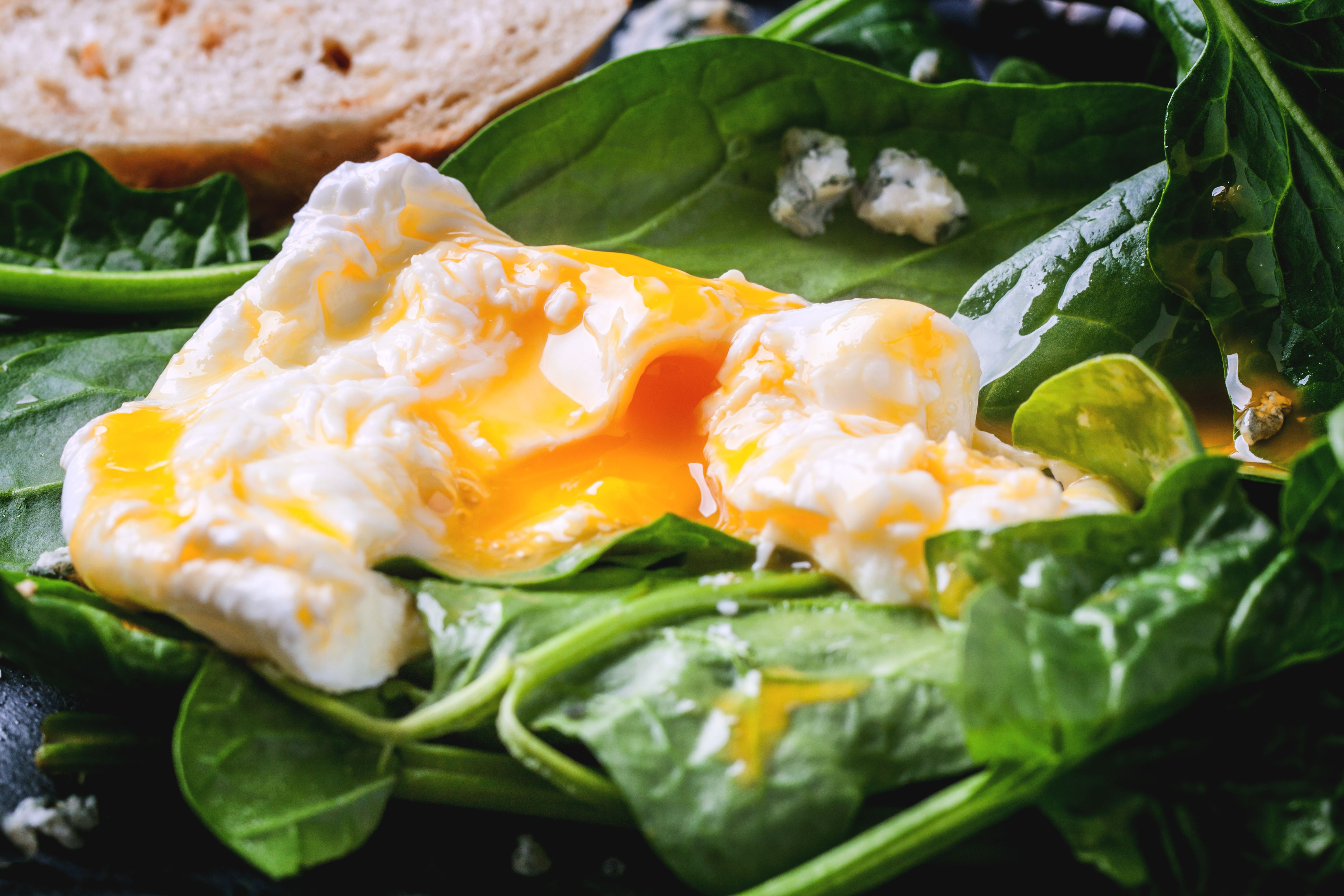 Espinacas y huevo en ensalada