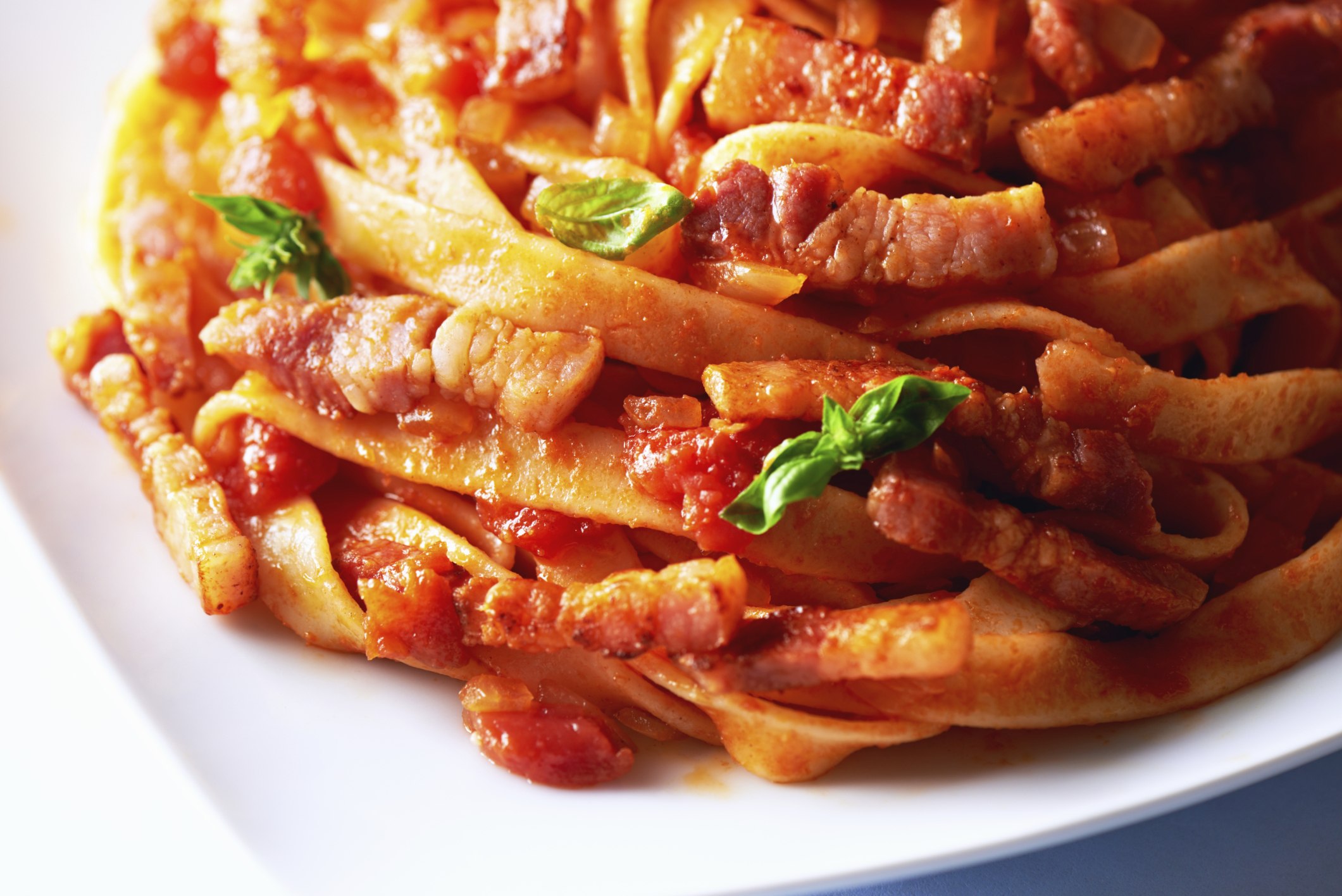 Pasta con cerdo en salsa de tomate