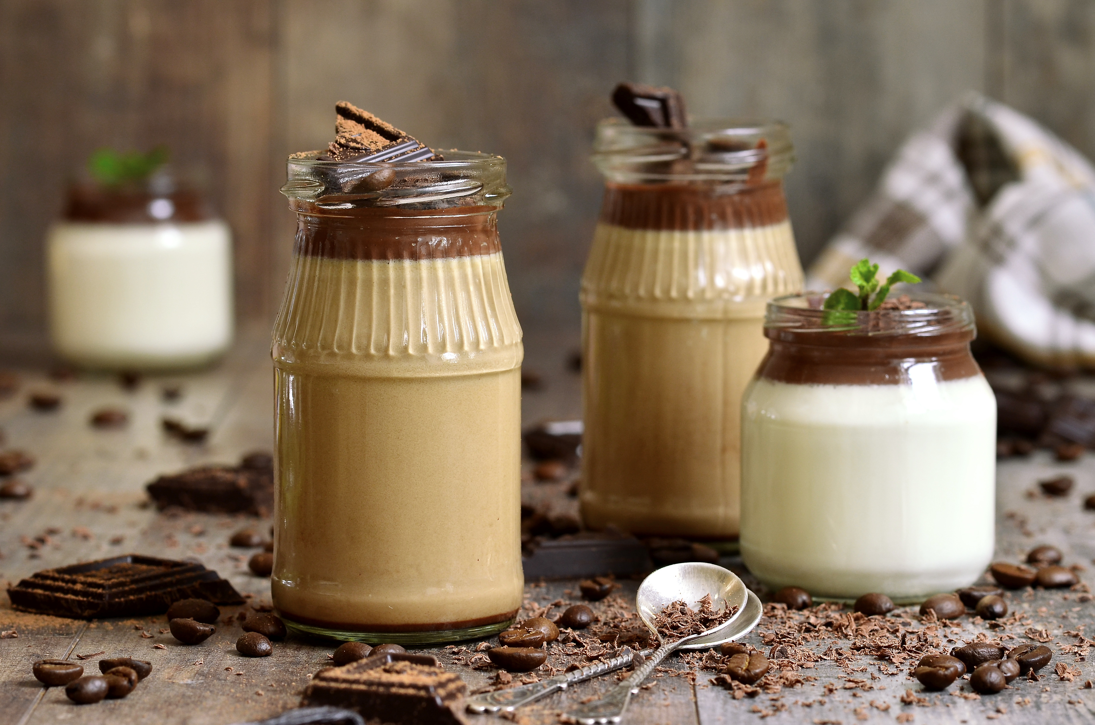 Espresso pannacotta con salsa de chocolate