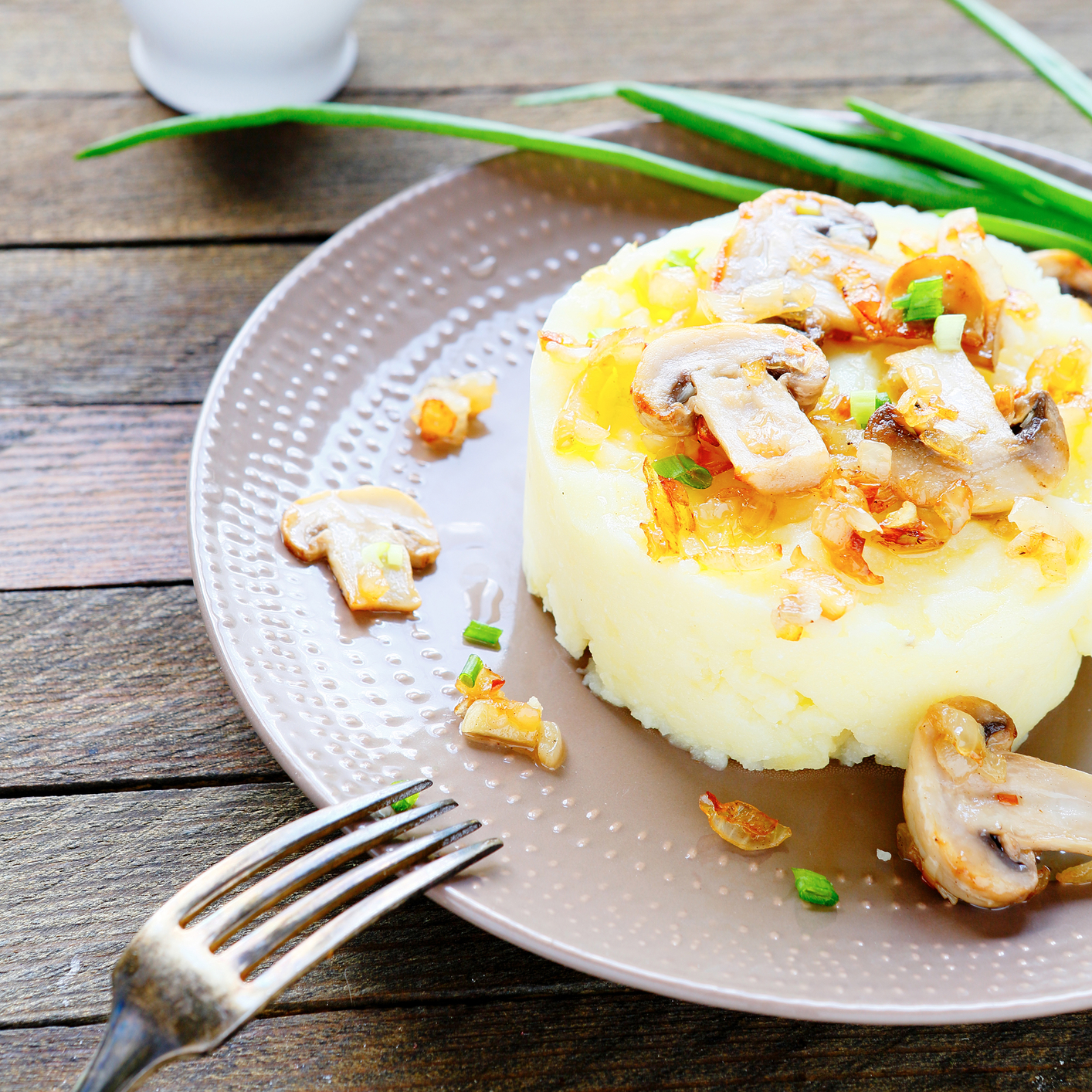 Espuma de pure de patata al azafrán con boletus y foie