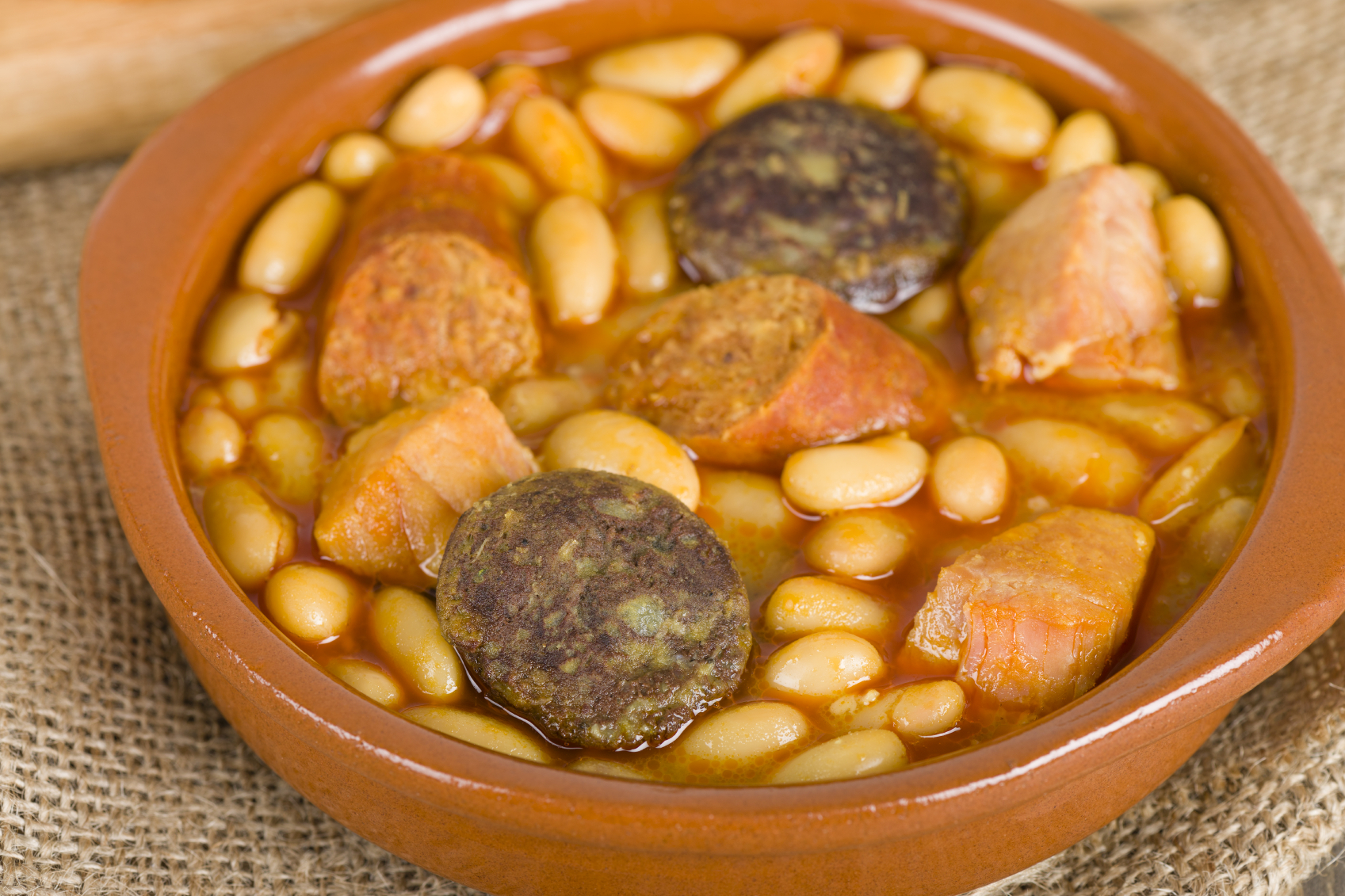 Guiso de alubias blancas con chorizo, morcilla y carne