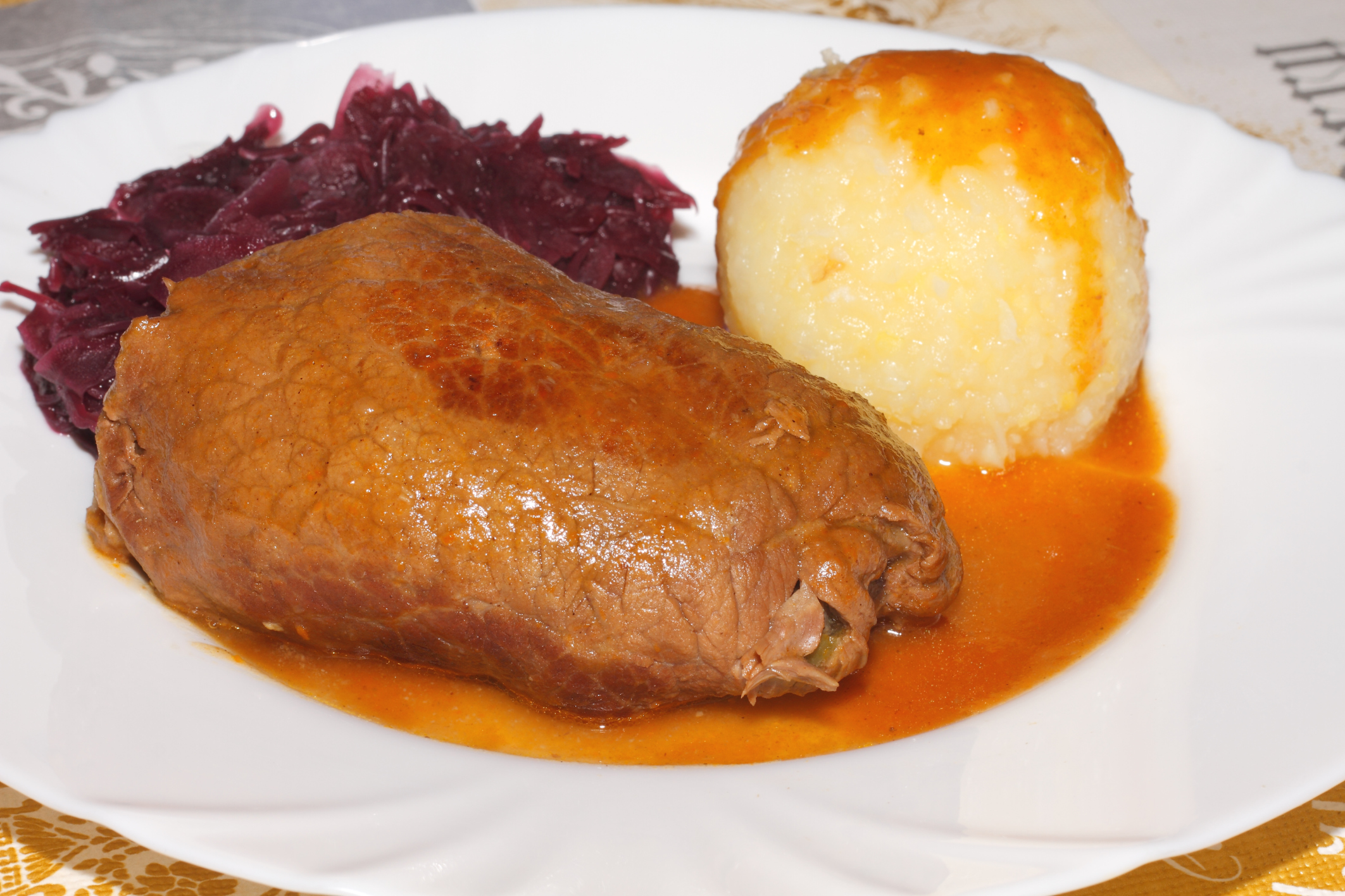 Ternera rellena de manzana, ciruelas y piñones