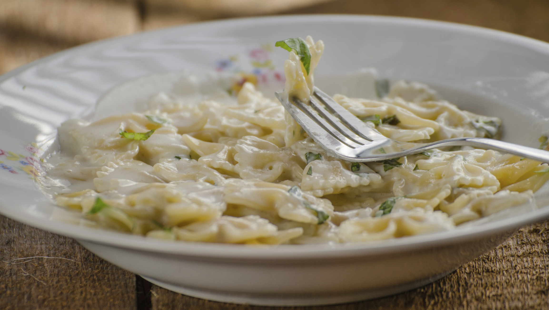 Farfalle con salsa cuatro quesos