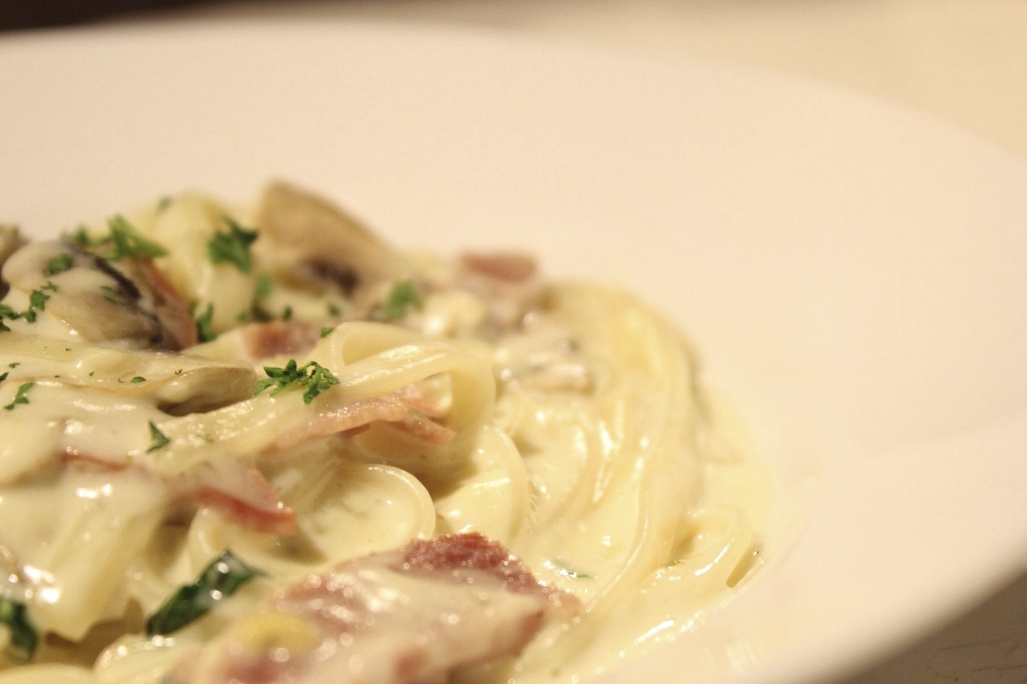 Fettuccini con tocino y almedras