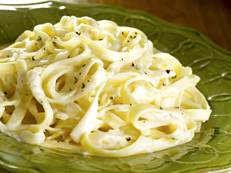 Fetuccini Alfredo con champiñones