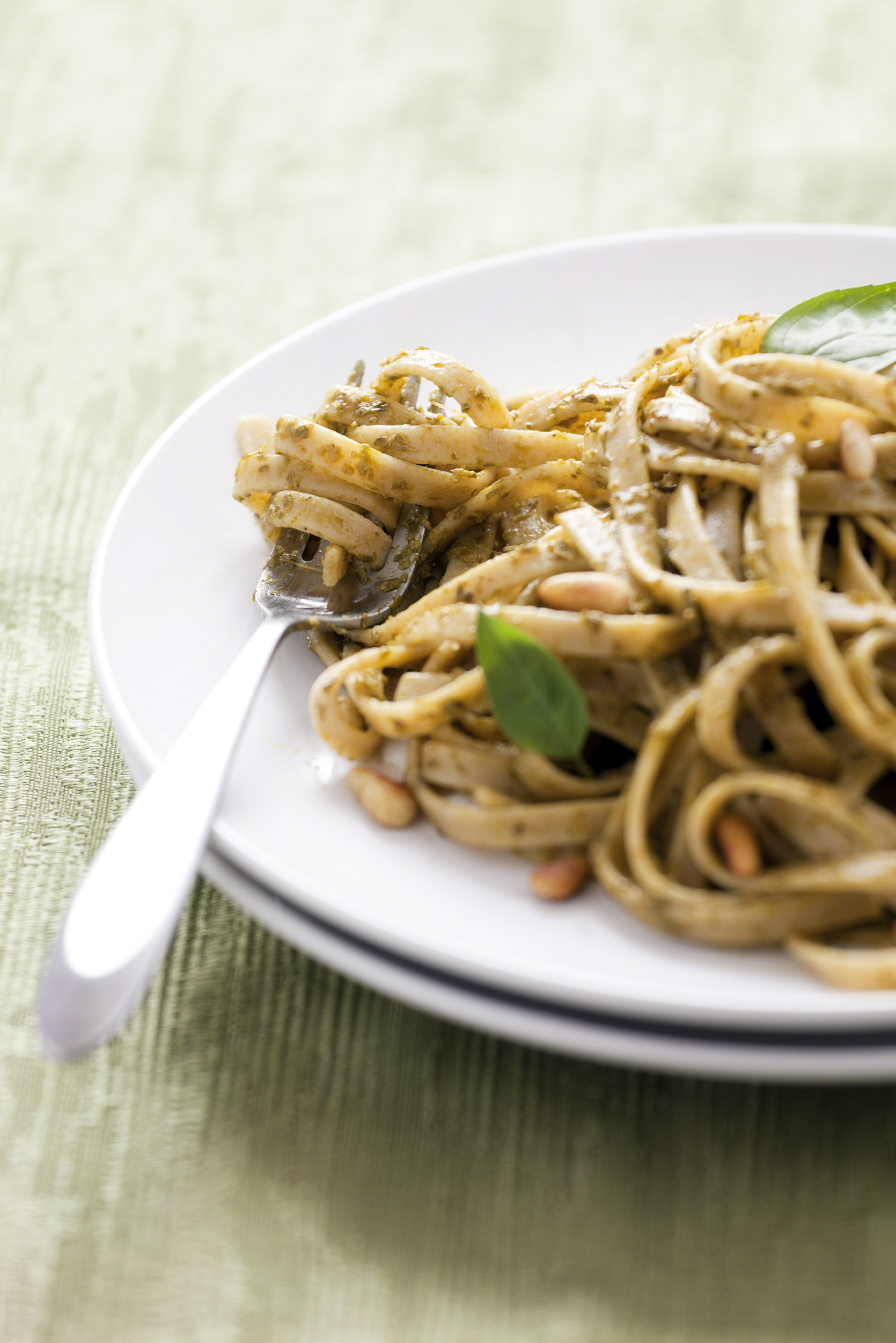 Pasta con jamón, carne y piñones