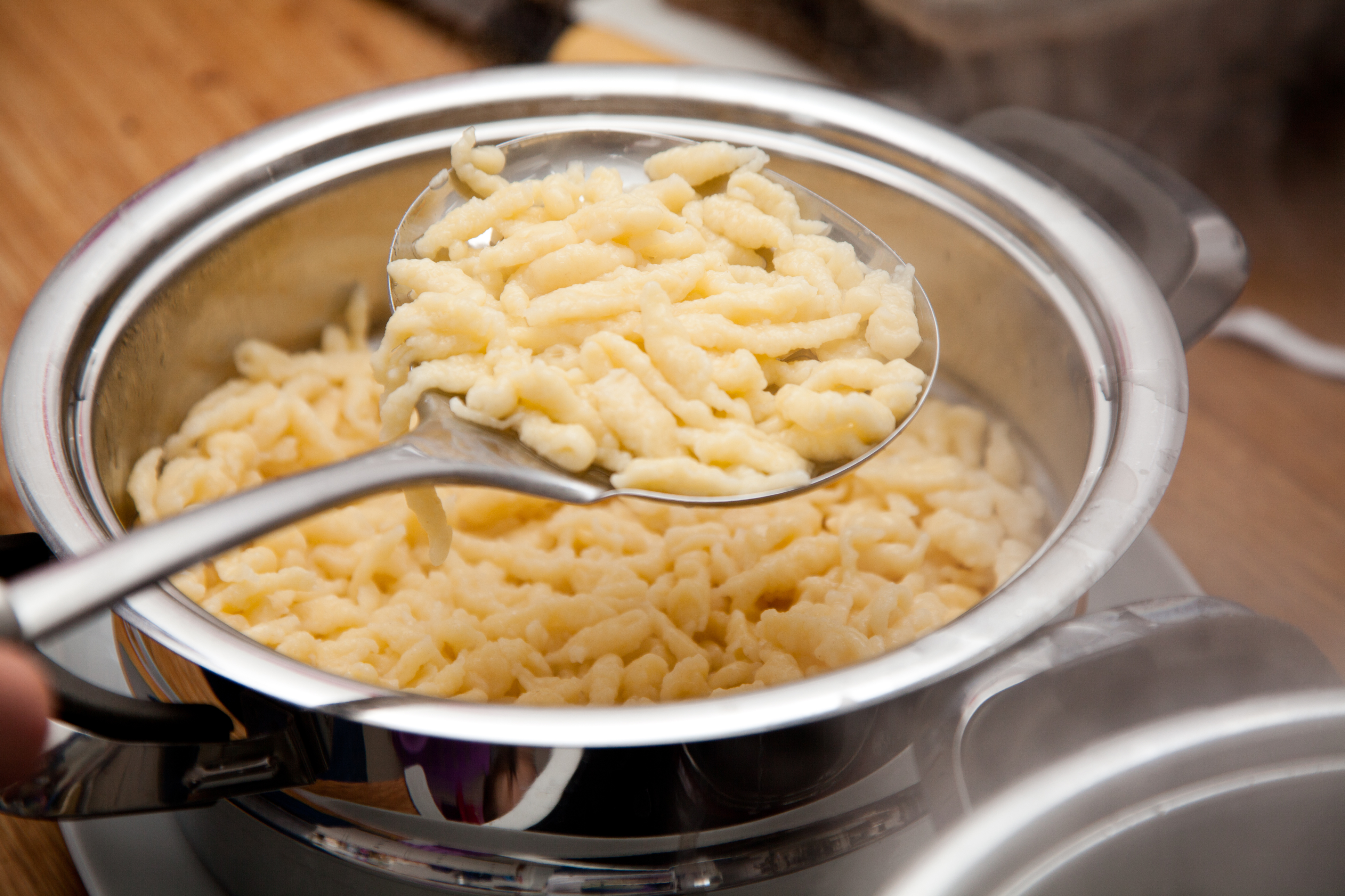 Pasta con huevo, leche y queso