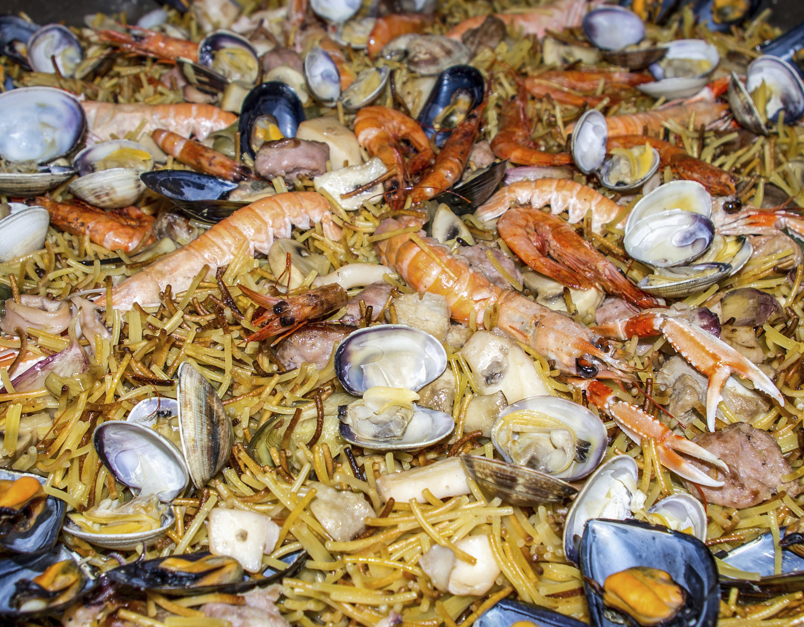 Fideuá con gambas y cigalas