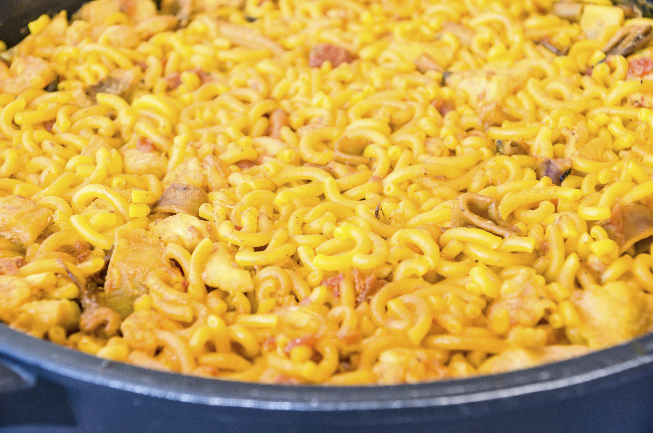 Fideuà con champiñones y coliflor