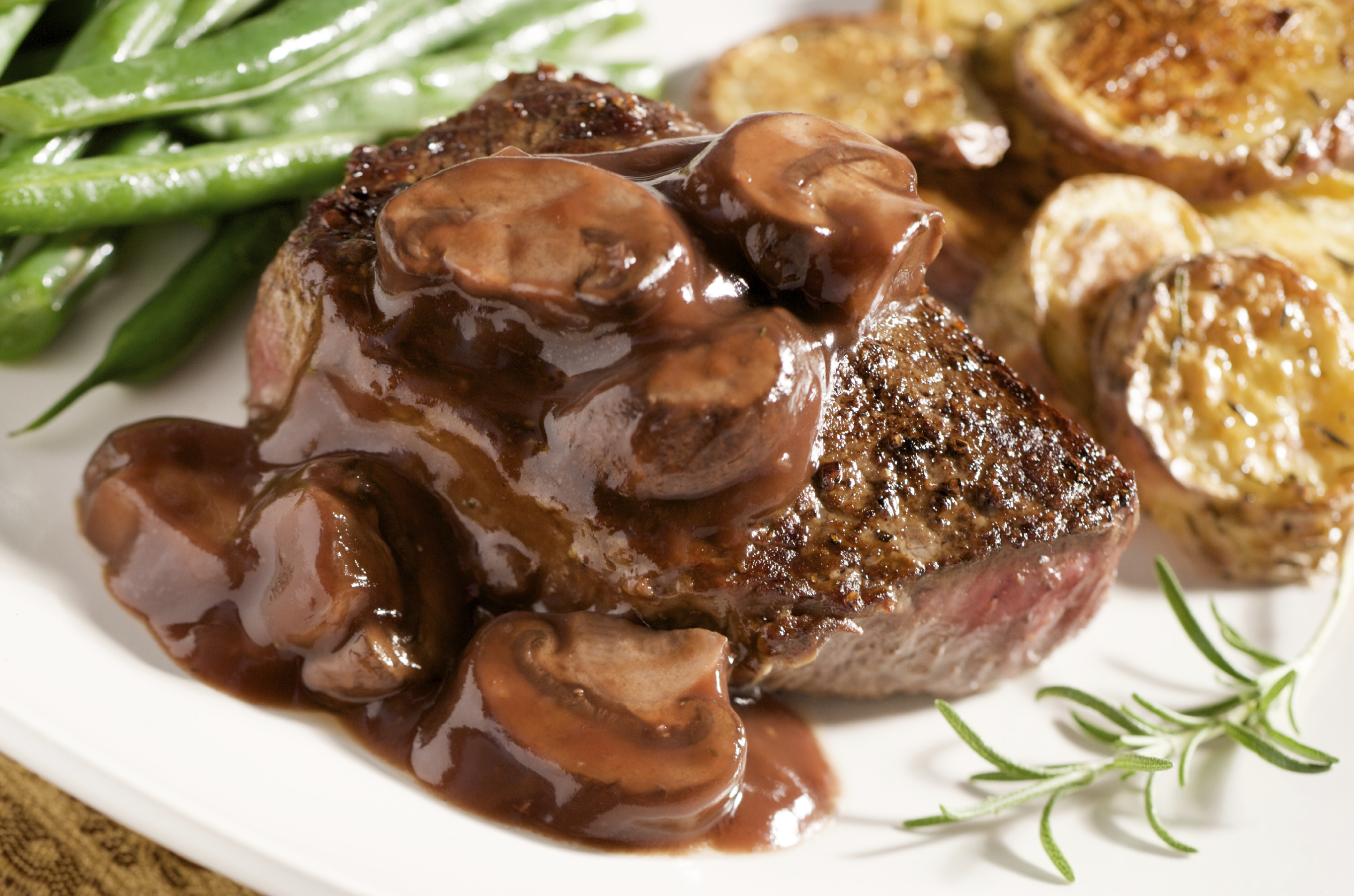 Filete mignon con gravy de champiñones