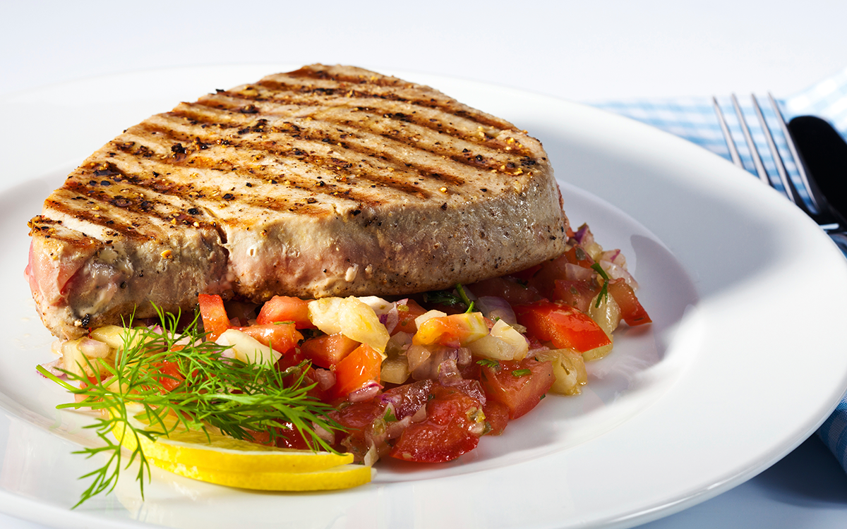 Filete de atún al grill con ensalada de verano