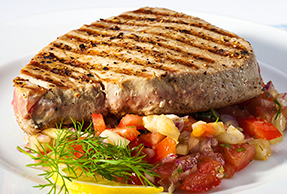 Filete de atún al grill con ensalada de verano