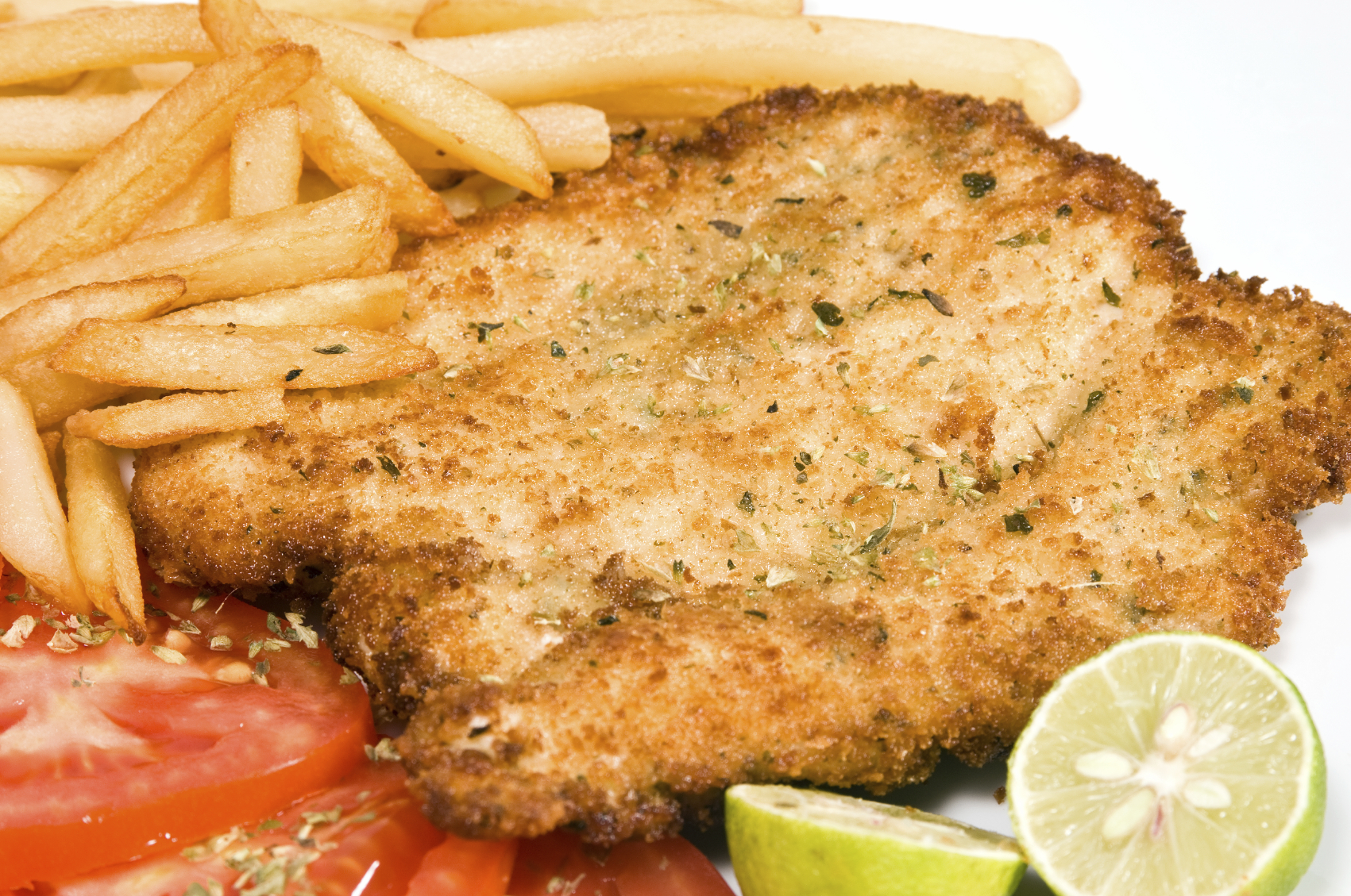 Filetes de cerdo rebozados a la napolitana con patatas fritas