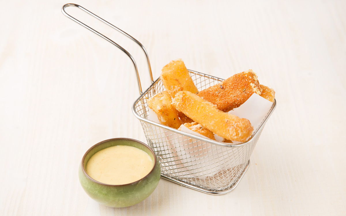 Fingers de queso emmental con miel y mostaza