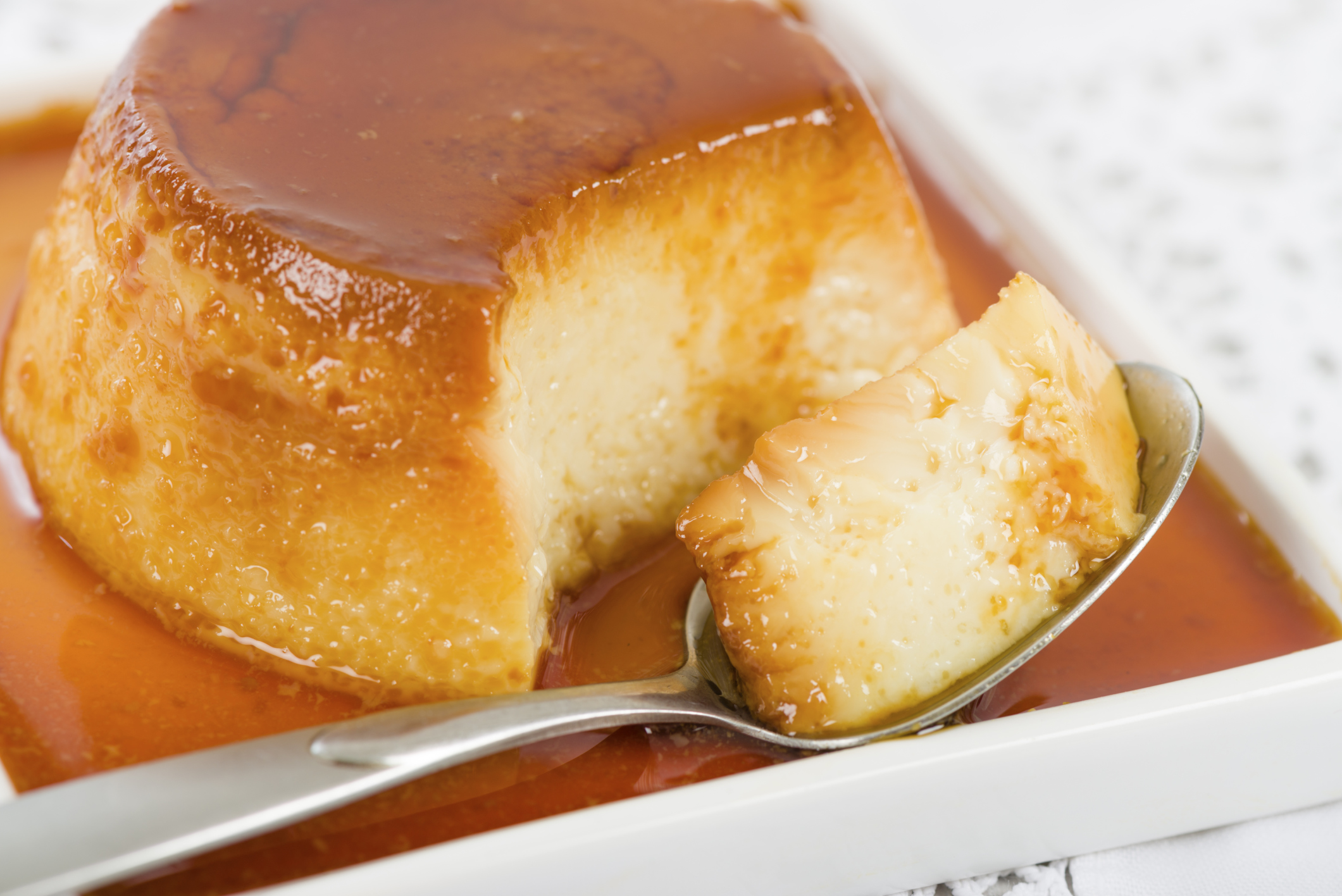 Flan de vainilla con caramelo de canela