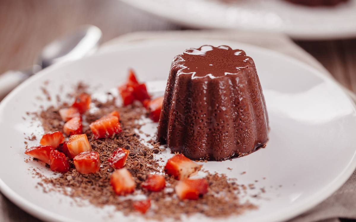 Flan de chocolate con fresas