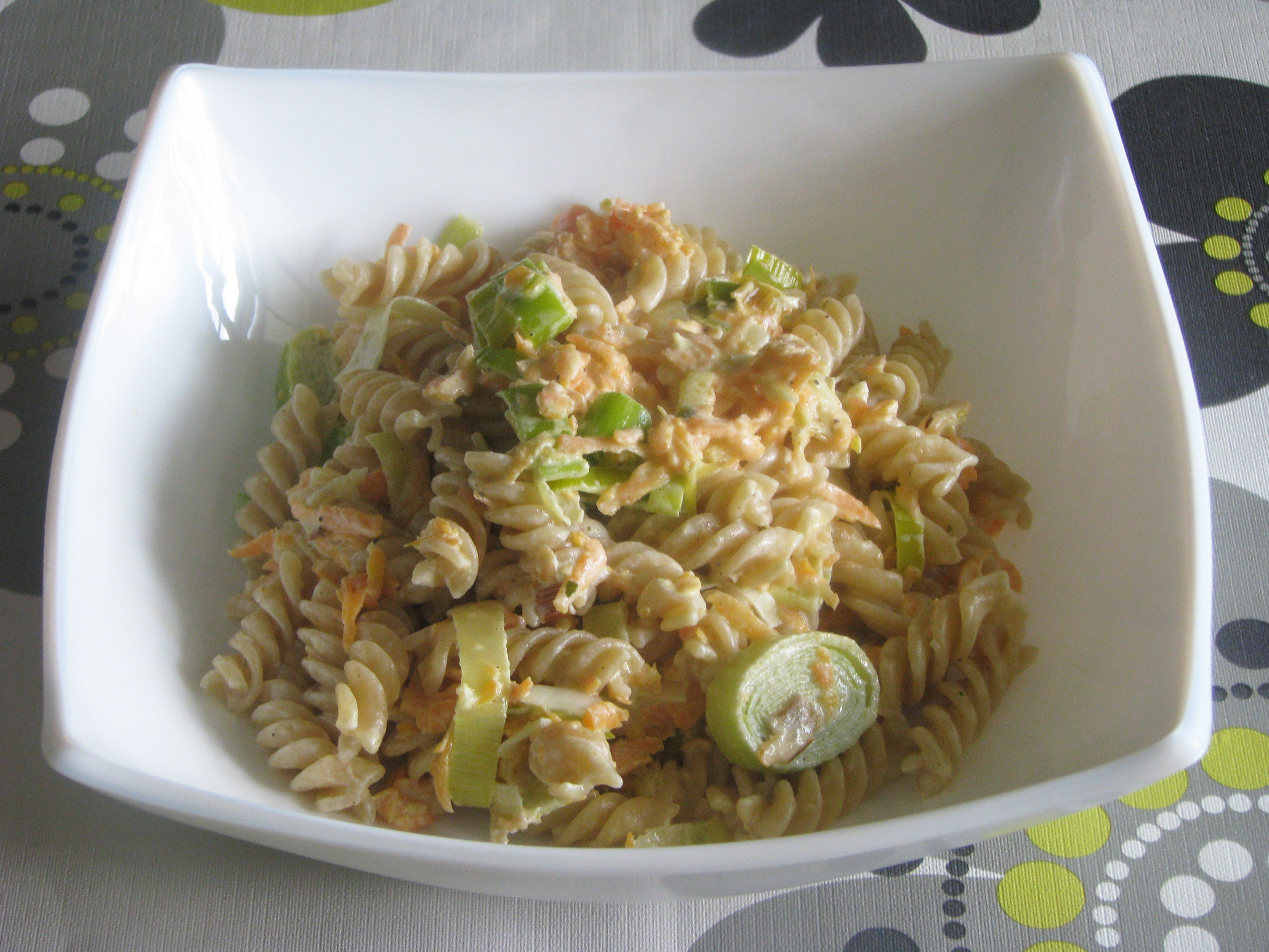 Fusilli con salsa de zanahoria y puerros