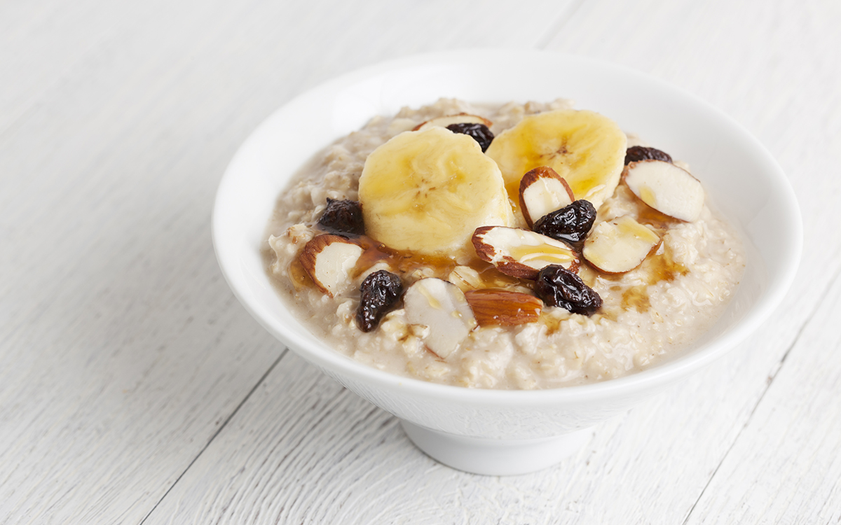 Gachas de avena con almendras, pasas, plátano y miel