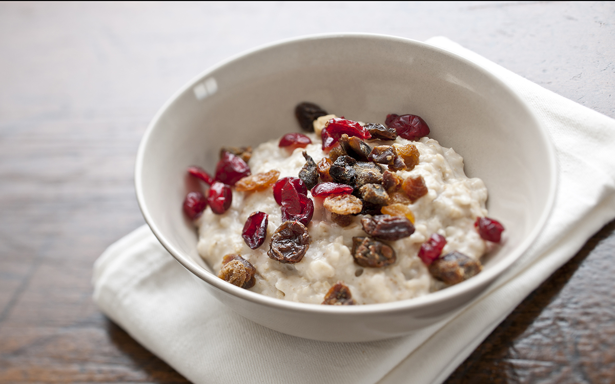 Gachas de avena con pasas y frutos rojos