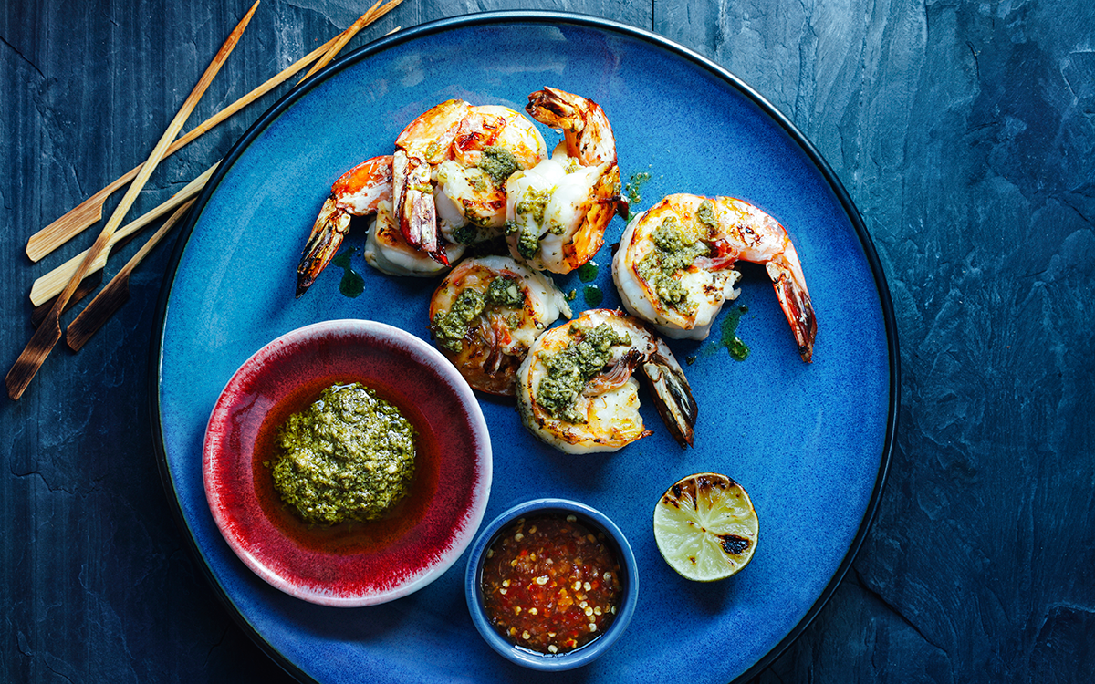 Gambas satay con pesto y picante