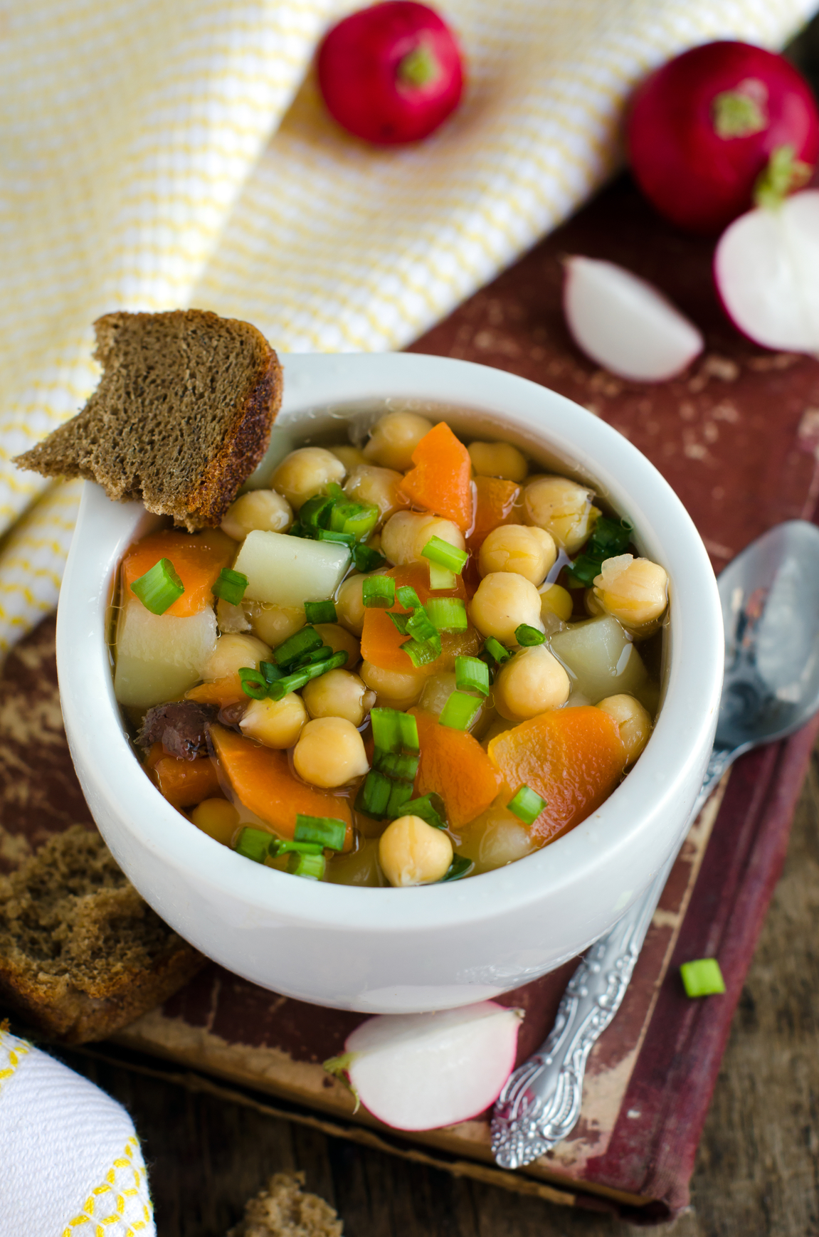 Garbanzos cocidos de bote y hortalizas