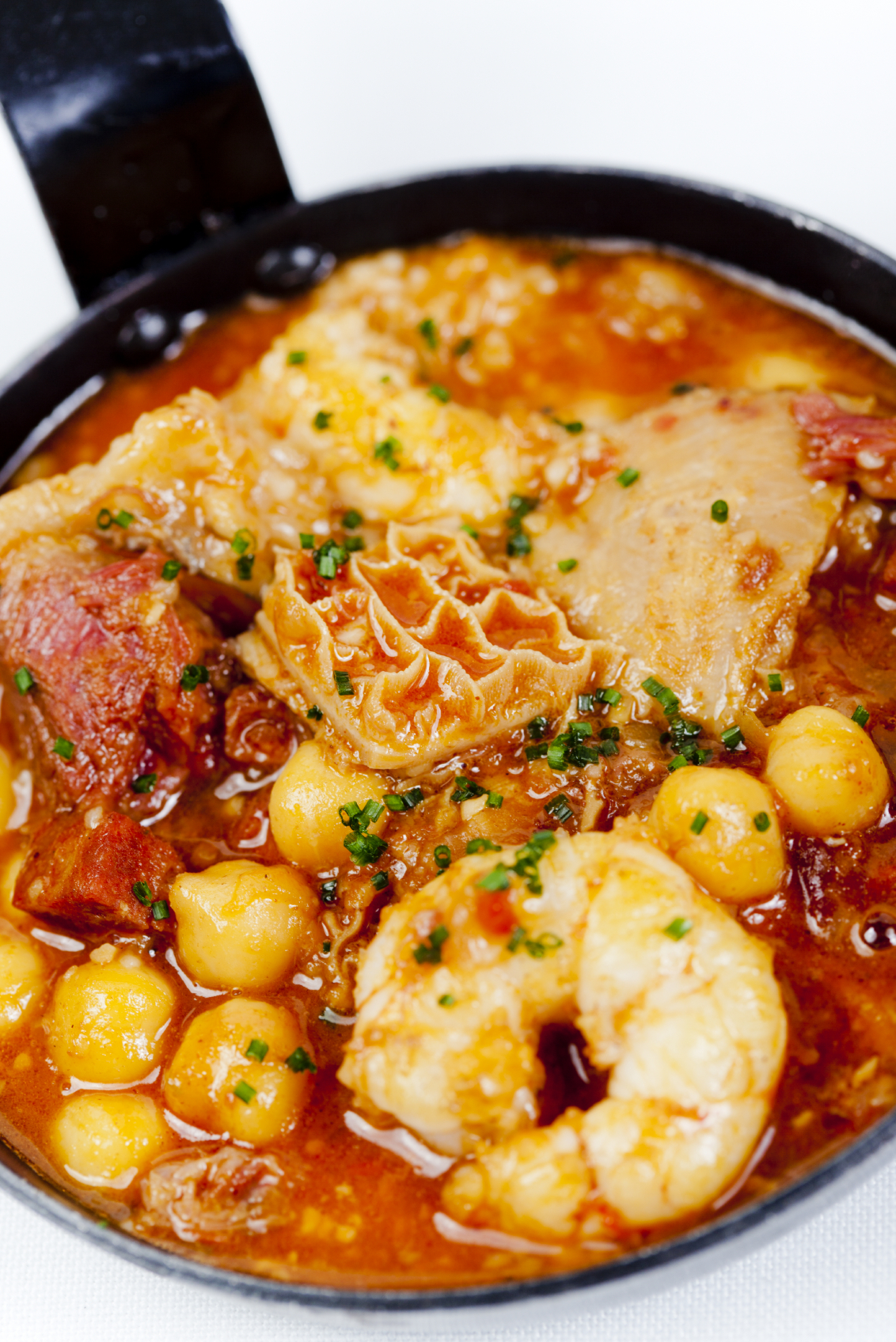 Garbanzos estofados con langostinos y callos