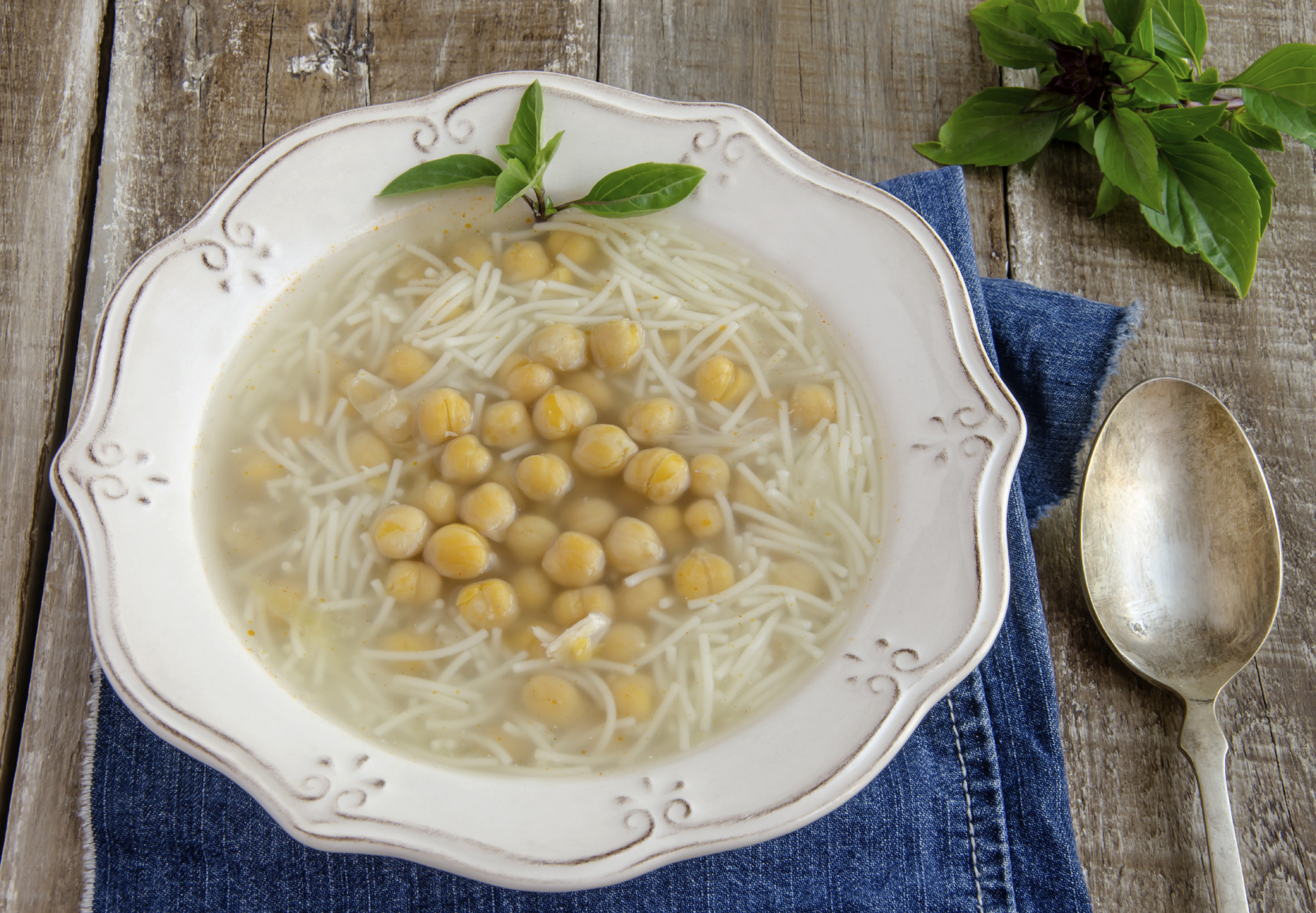 Garbanzos con fideos