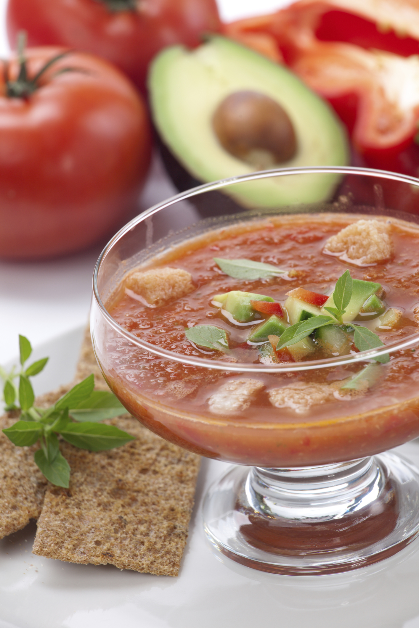 Gazpacho de aguacate con tomate y hojas de albahaca