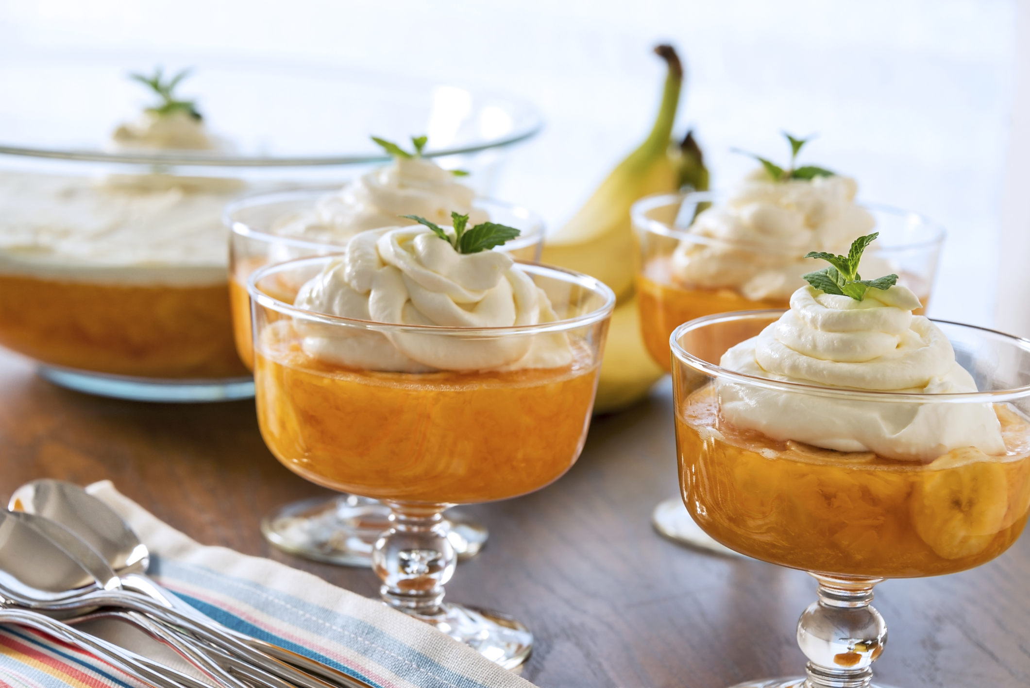 Gelatina de almíbar con rodajas de plátano