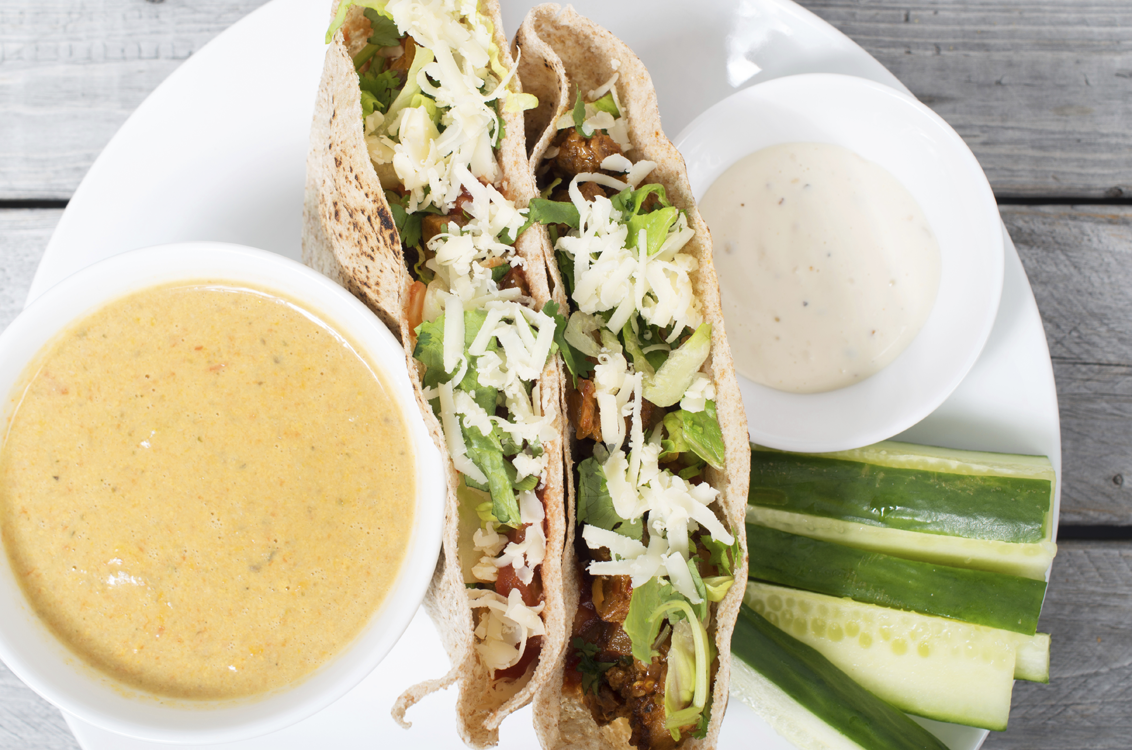 Pita rellena de carne, queso y verduras