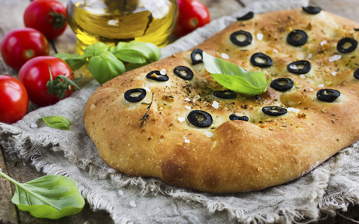 Focaccia con aceitunas negras 