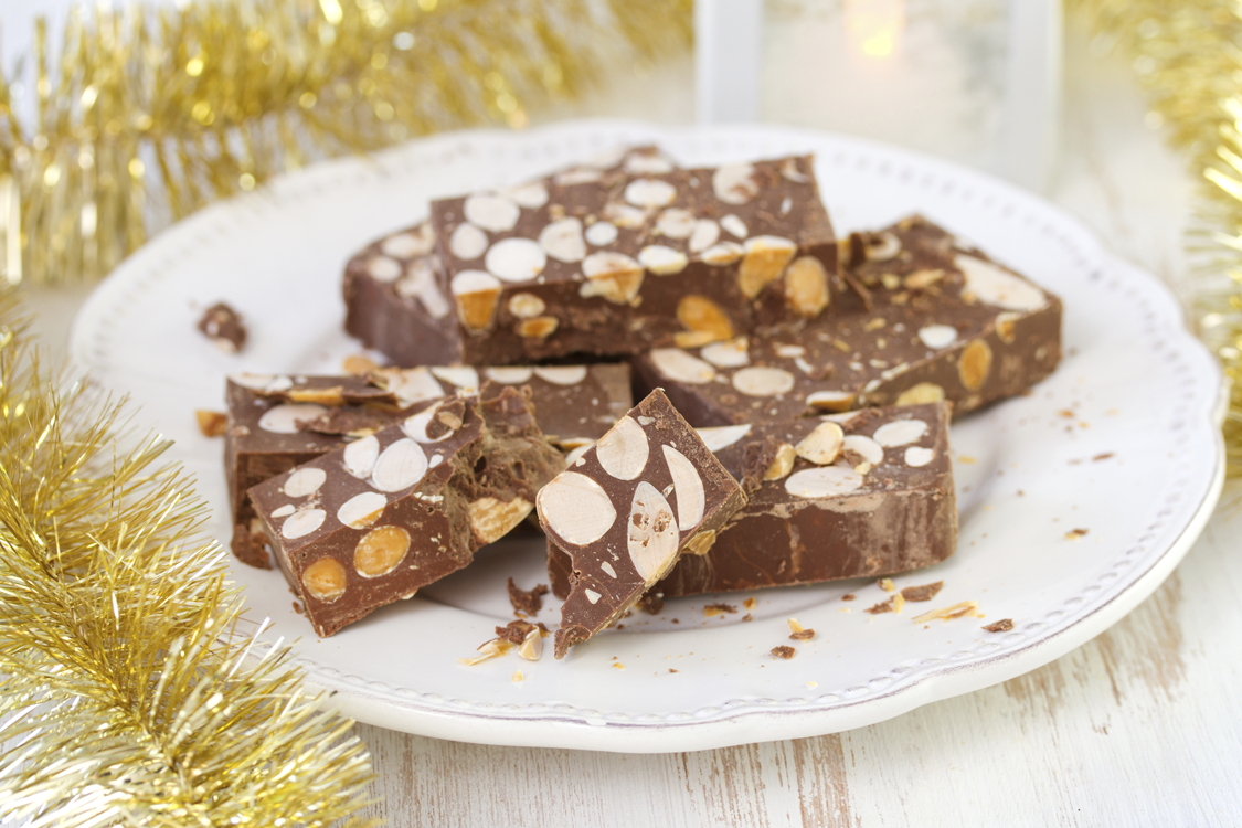 Turrón de chocolate con almendras