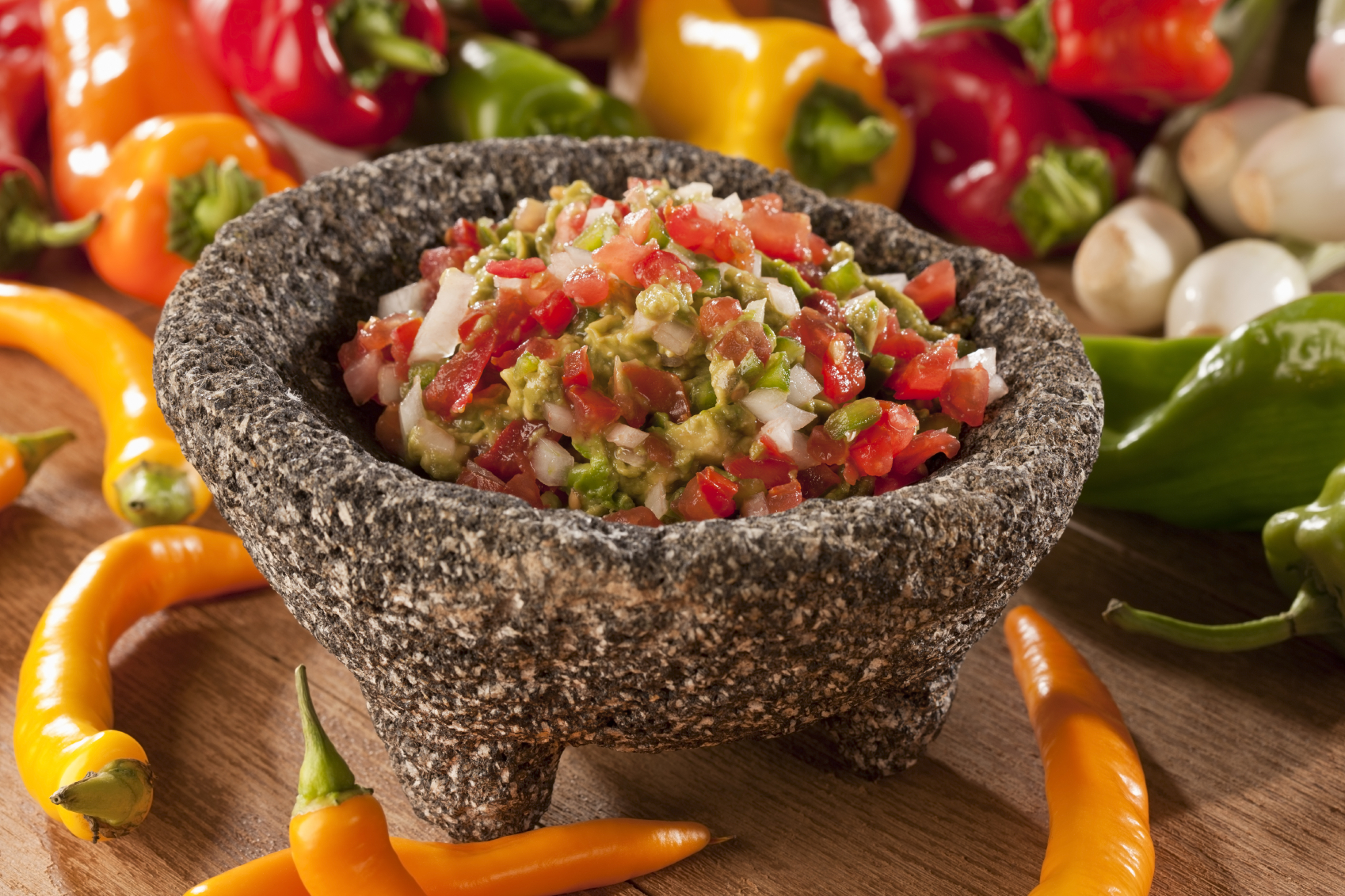 Guacamole con pimientos rojos y verdes