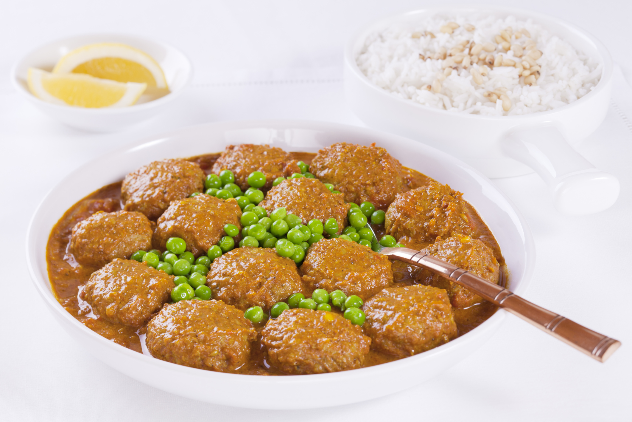 Guisantes con albóndigas