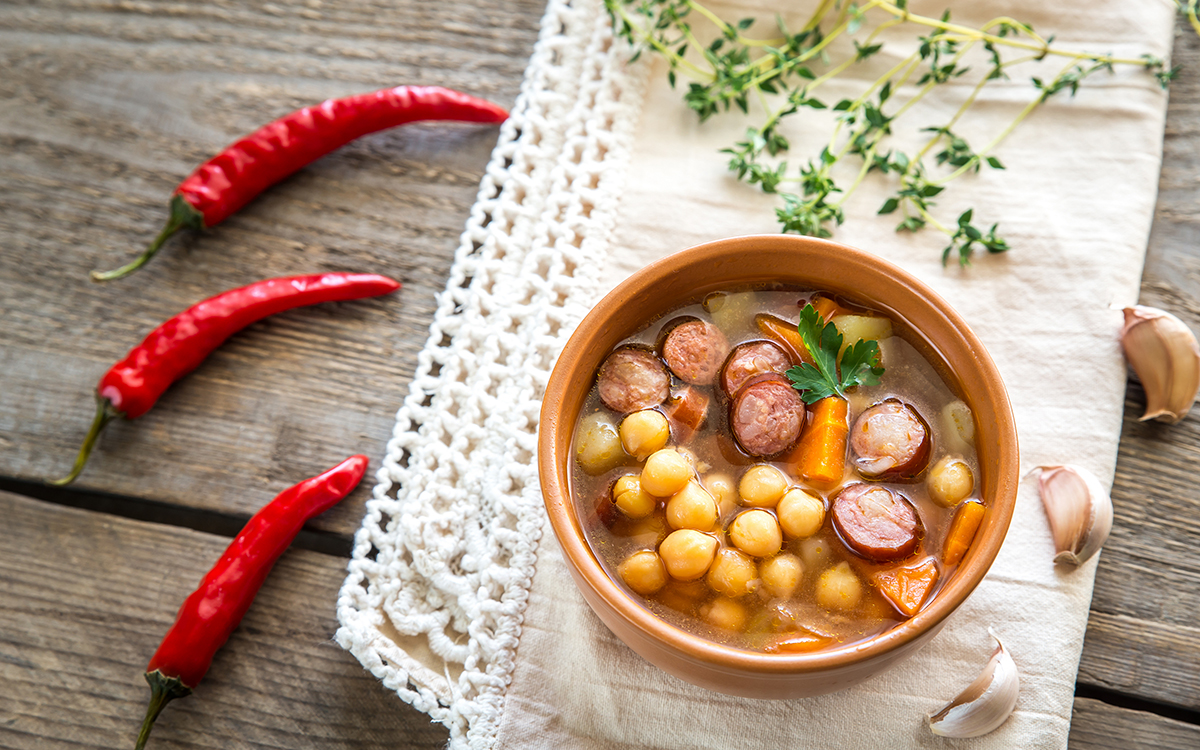 Guiso de garbanzos y salchicha ahumada