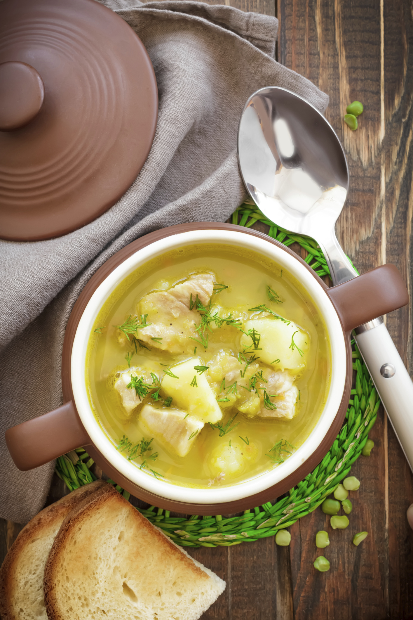 Guiso de patatas con bacalao y guisantes