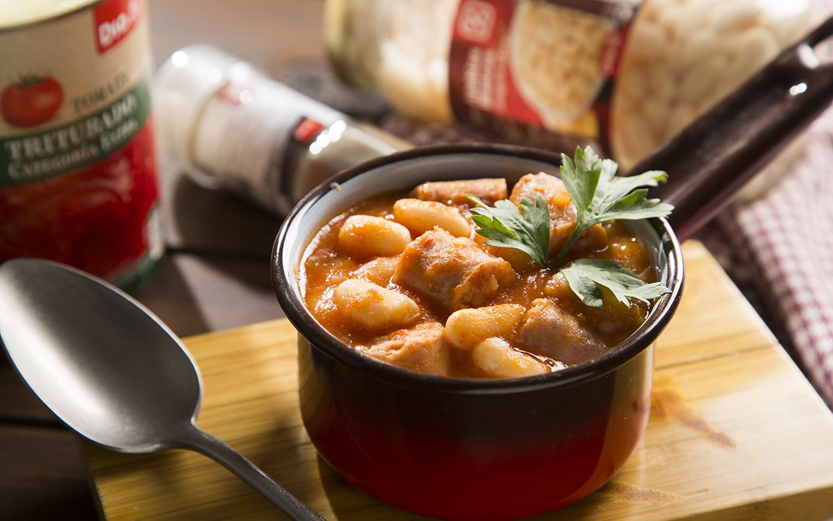 Guiso de judías con tomate y salchichas