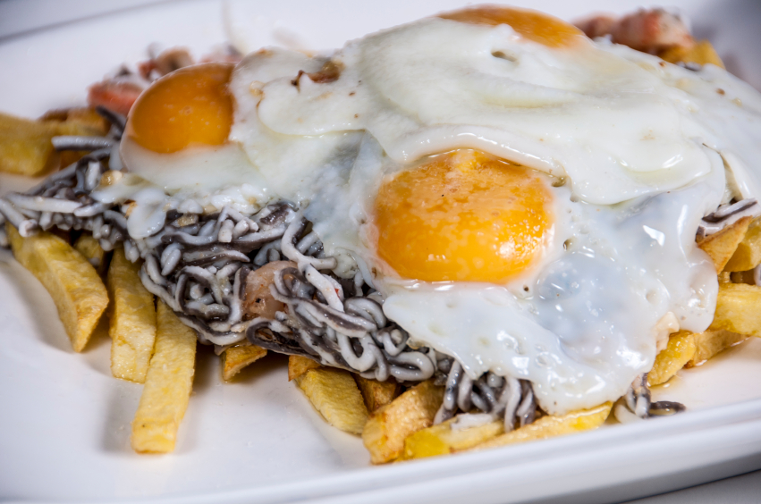 Gulas con huevos fritos