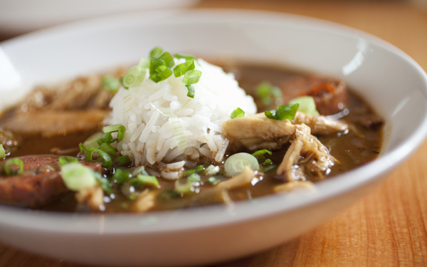 Gumbo de pollo y salchichas