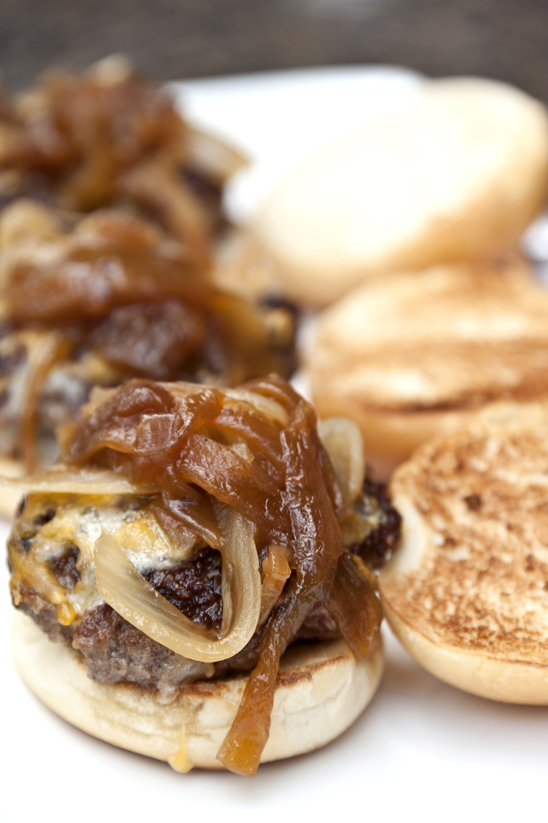 Hamburguesa de cordero con cebolla pochada