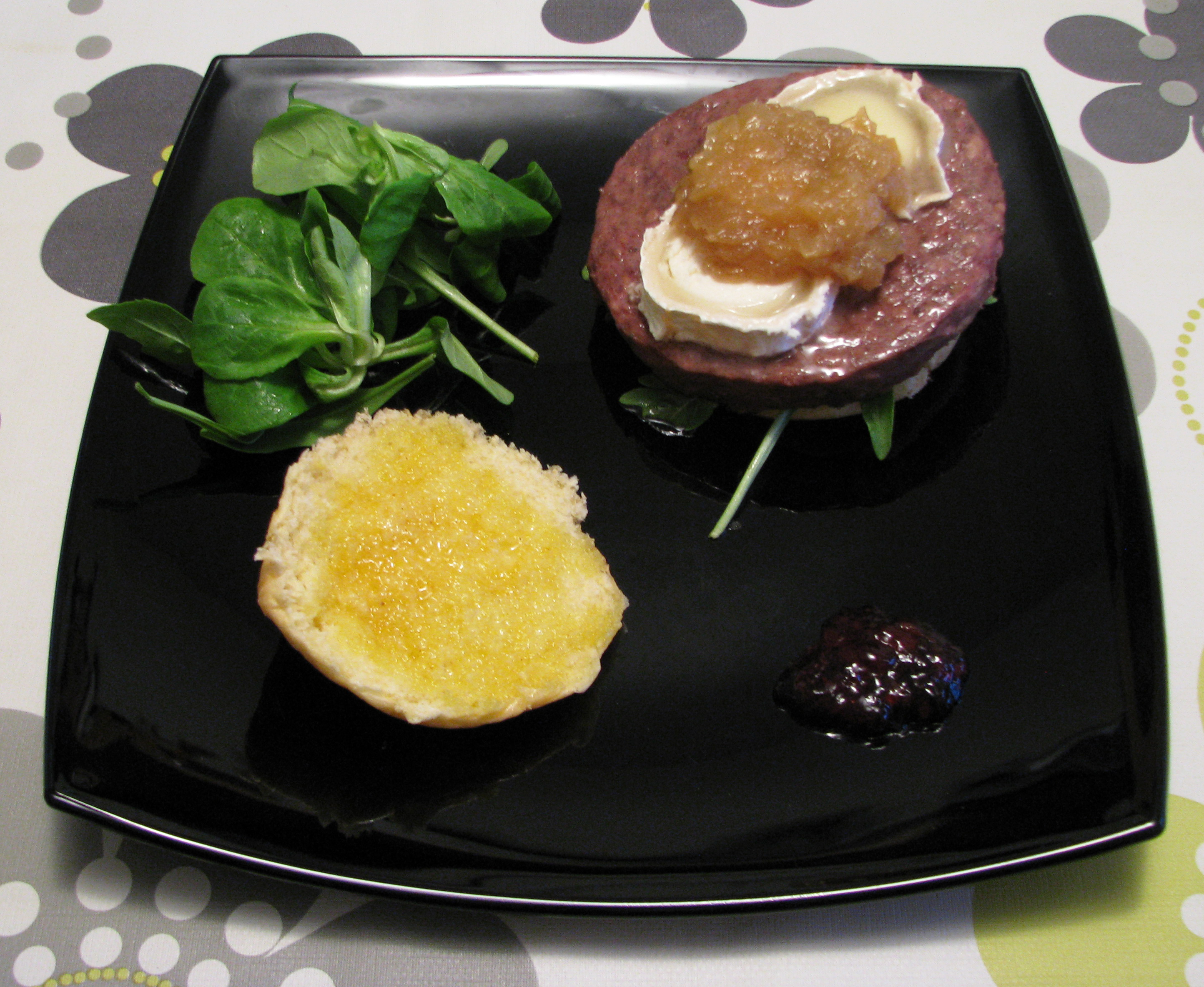 Hamburguesa de ciervo con queso de cabra y cebolla caramelizada